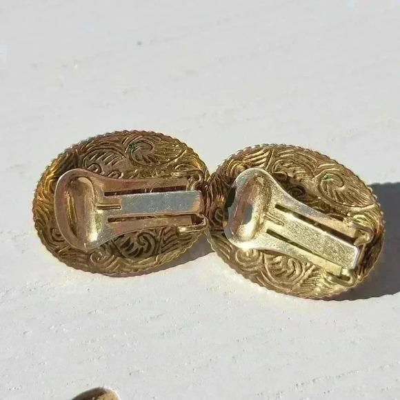 Vintage Victorian Design Earrings Gold Tone Pearl Cabochon Padded Clip - Picture 2 of 6